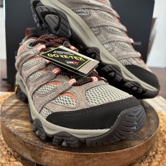 Merrell Shoes - Merrell Hiking shoe size women’s size 7 Brand New